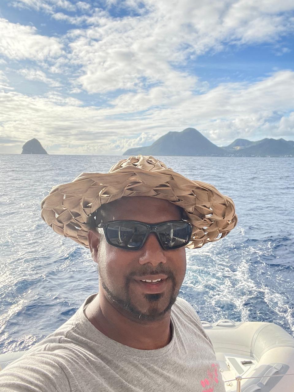 Le capitaine JLO en mer, avec son chapeau de paille