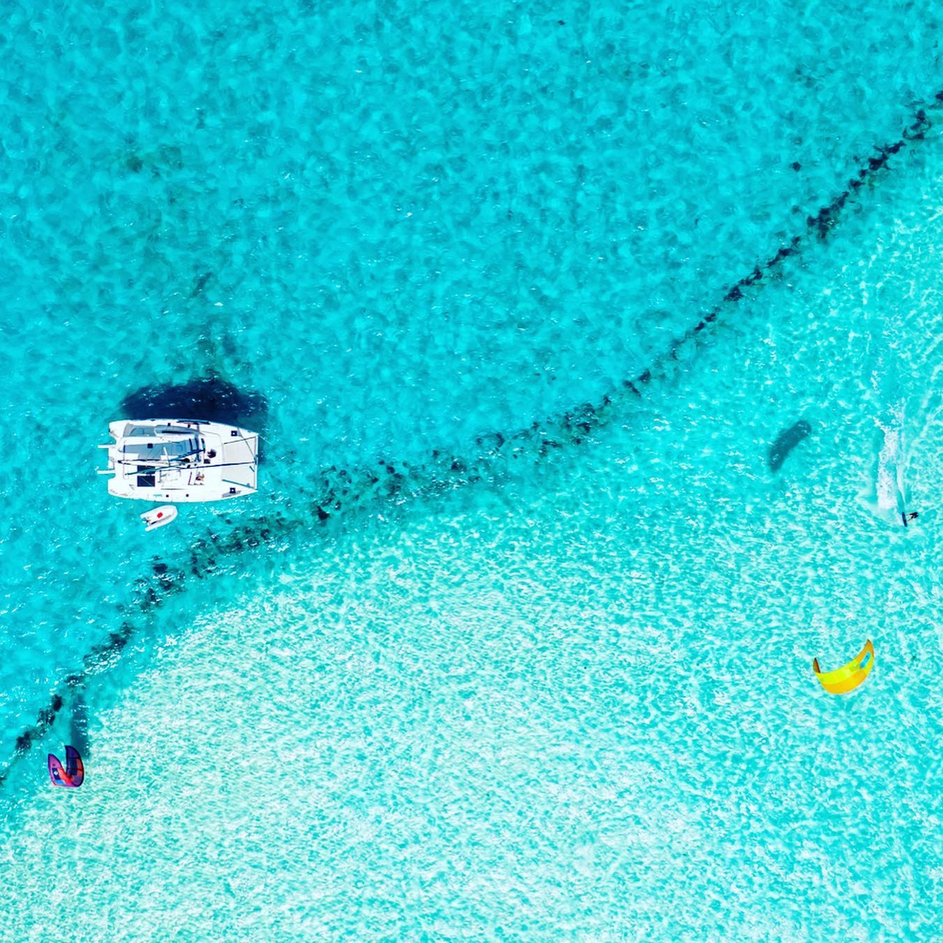 Un catamaran posé sur les eaux transparentes d’un lagon
