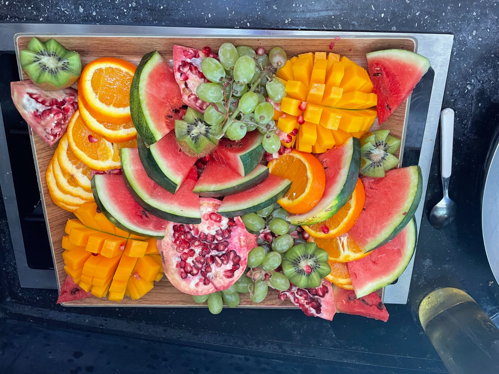 Un plateau de fruits frais colorés préparé à bord